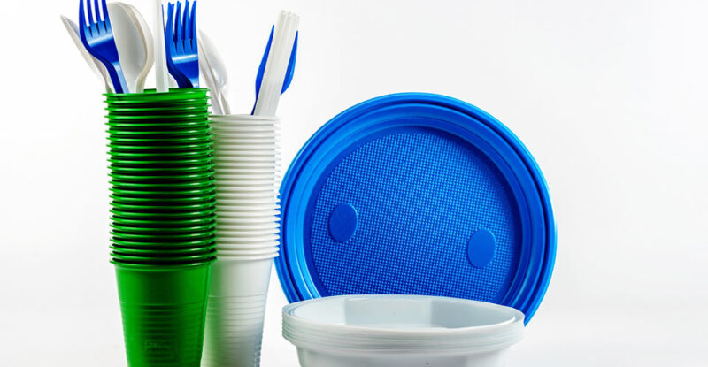 Na imagem vemos utensílios de plástico. Veja este guia sobre produtos descartáveis!
