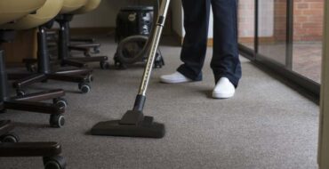 Confira os passos de como fazer a limpeza de carpete