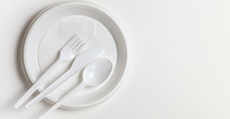 Imagem de um prato e talheres descartáveis. O artigo diz Motivos para usar descartáveis em eventos