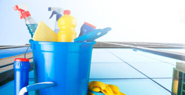balde com produtos de limpeza representa como reduzir os gastos com limpeza no condomínio