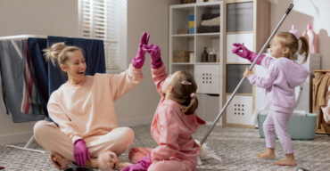 Mulher limpando a casa com criança