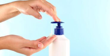 Vemos uma pessoa utilizando produtos de higiene pessoal para empresas. Saiba quais são essenciais!