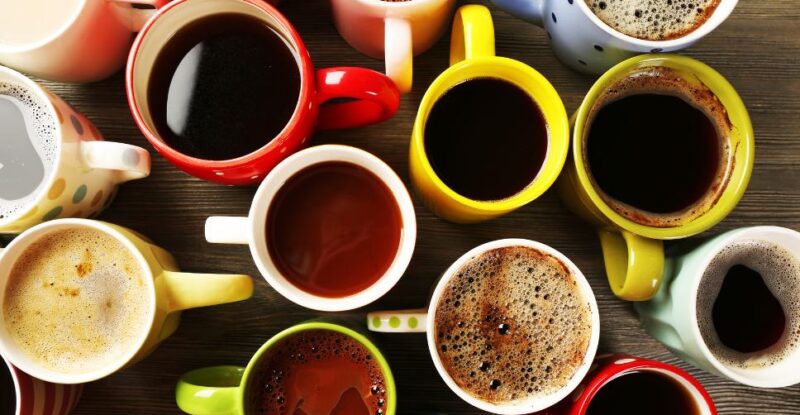 Copa na empresa com várias canecas coloridas e diferentes tipos de café.