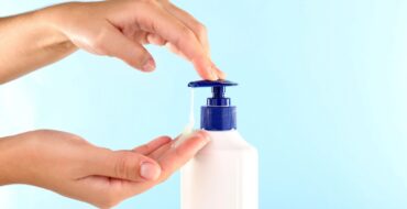 Produtos de higiene pessoal para empresas organizados em prateleiras.