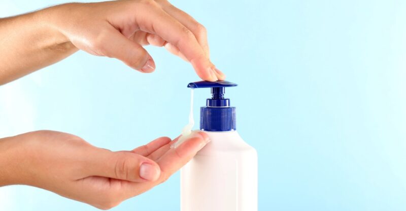 Produtos de higiene pessoal para empresas organizados em prateleiras.