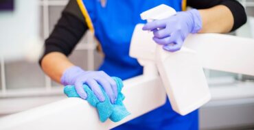 Consultório de dentista moderno com cadeira e equipamentos visíveis.