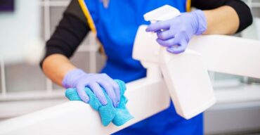 Consultório de dentista moderno com cadeira e equipamentos visíveis.