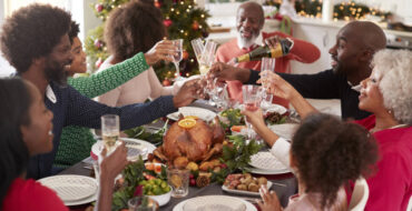 Família à mesa durante a ceia, ambiente reflete a necessidade de limpeza de cozinha pós ceia.