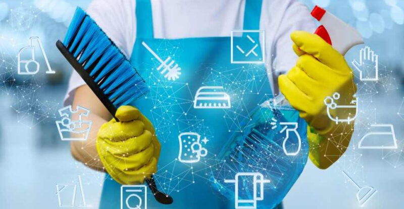 Uma pessoa com utensílios e ícones digitais representa dicas de limpeza e organização.