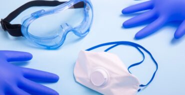 Luvas, óculos e máscara cirúrgica prontos para a correta higienização de EPIs.