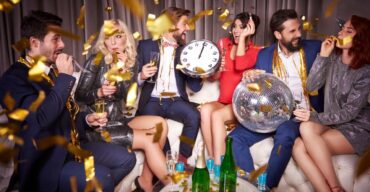 Veja como realizar limpeza pós-festas de fim de ano com a CG Limpeza! Pessoas celebram o Réveillon, exigindo atenção para a limpeza pós-festas de fim de ano.