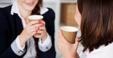 Mulheres organizando coffee break para o dia das maes