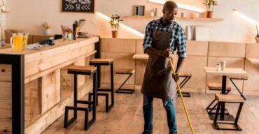 Como montar um kit completo de limpeza empresarial