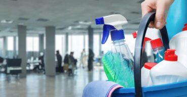 Balde com produtos de limpeza para empresa