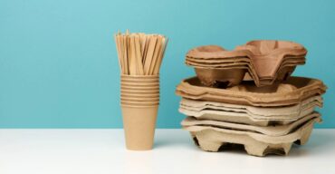 Veja como a organização com materiais descartáveis melhora a rotina operacional! Suportes de celulose e copos empilhados para uma boa organização com materiais descartáveis.