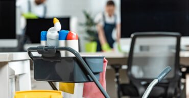 Saiba mais sobre a gestão de suprimentos de limpeza com a CG Limpeza! Carrinho de limpeza utilizado para fazer uma boa gestão de suprimentos de limpeza.